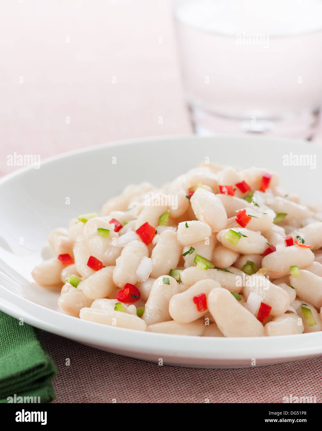 Insalata di fagioli con peperone rosso e cipolla Foto Stock