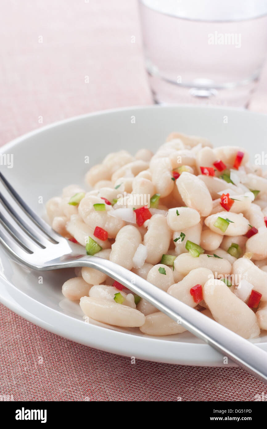 Insalata di fagioli con peperone rosso e cipolla Foto Stock