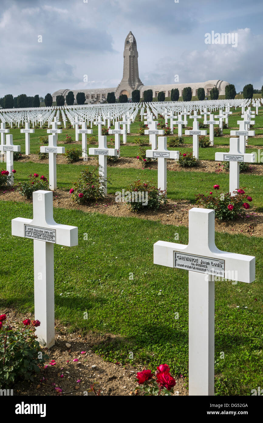 Douaumont ossario e cimitero militare per la prima guerra mondiale uno francese e tedesco soldati che morirono nella battaglia di Verdun, Francia Foto Stock