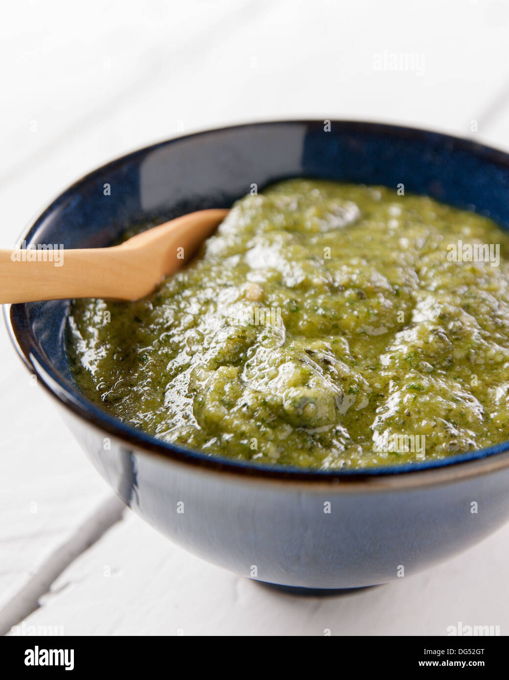 Ciotola di fatti in casa al pesto Foto Stock