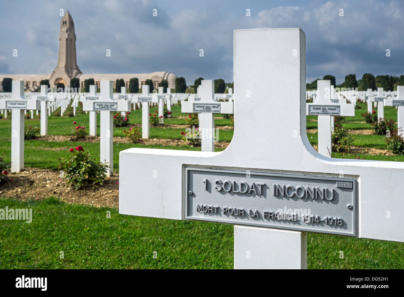 Prima guerra mondiale una tomba di sconosciuto soldato francese, Douaumont ossario e cimitero militare, della battaglia di Verdun, Argonne, Francia Foto Stock