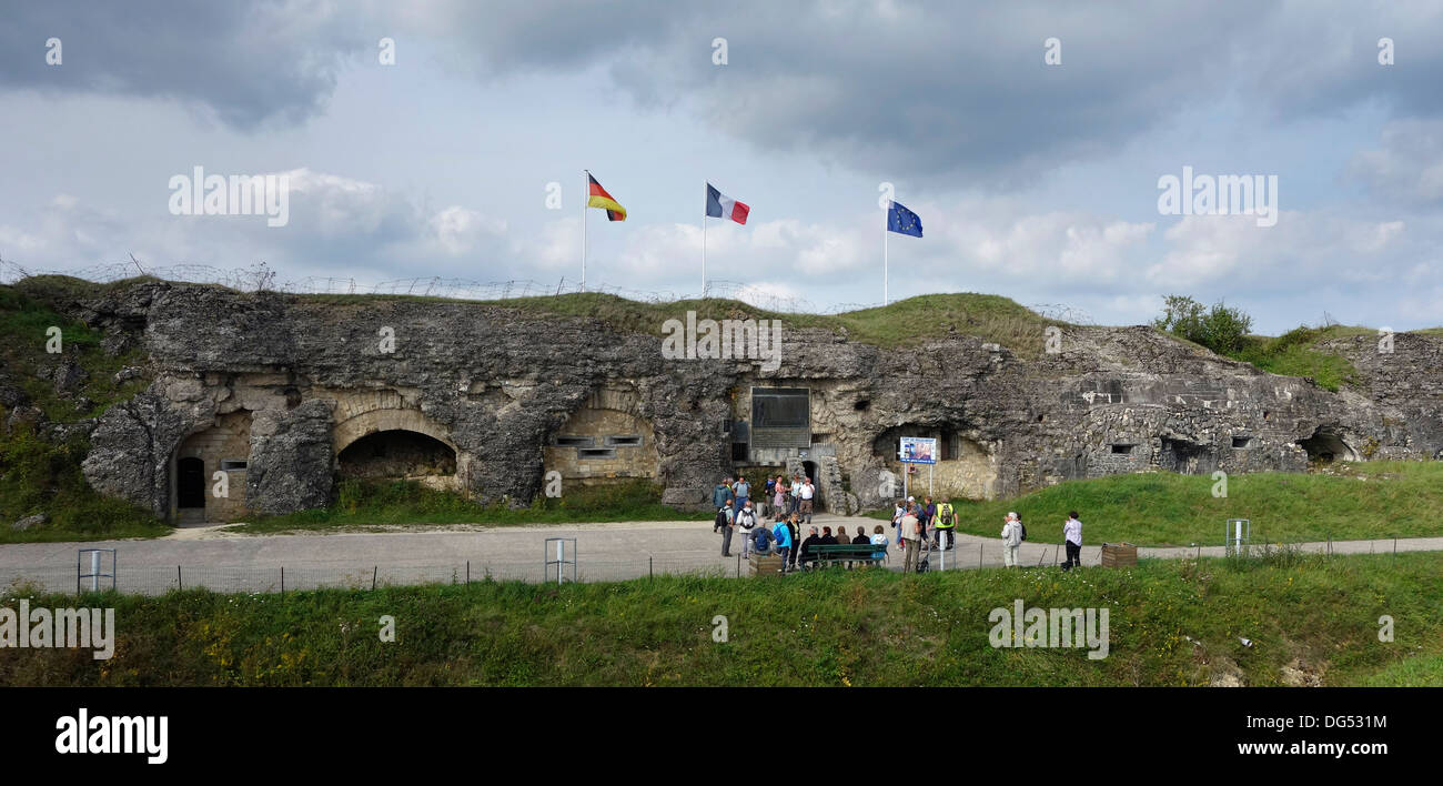 Anziani Per i turisti che visitano la prima guerra mondiale un Fort De Douaumont, Lorena, WWI battaglia di Verdun, Argonne, Francia Foto Stock