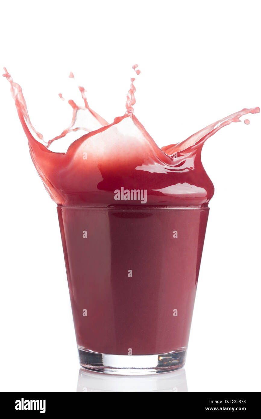 Tocco di rosso succo di frutta su sfondo isolato Foto Stock