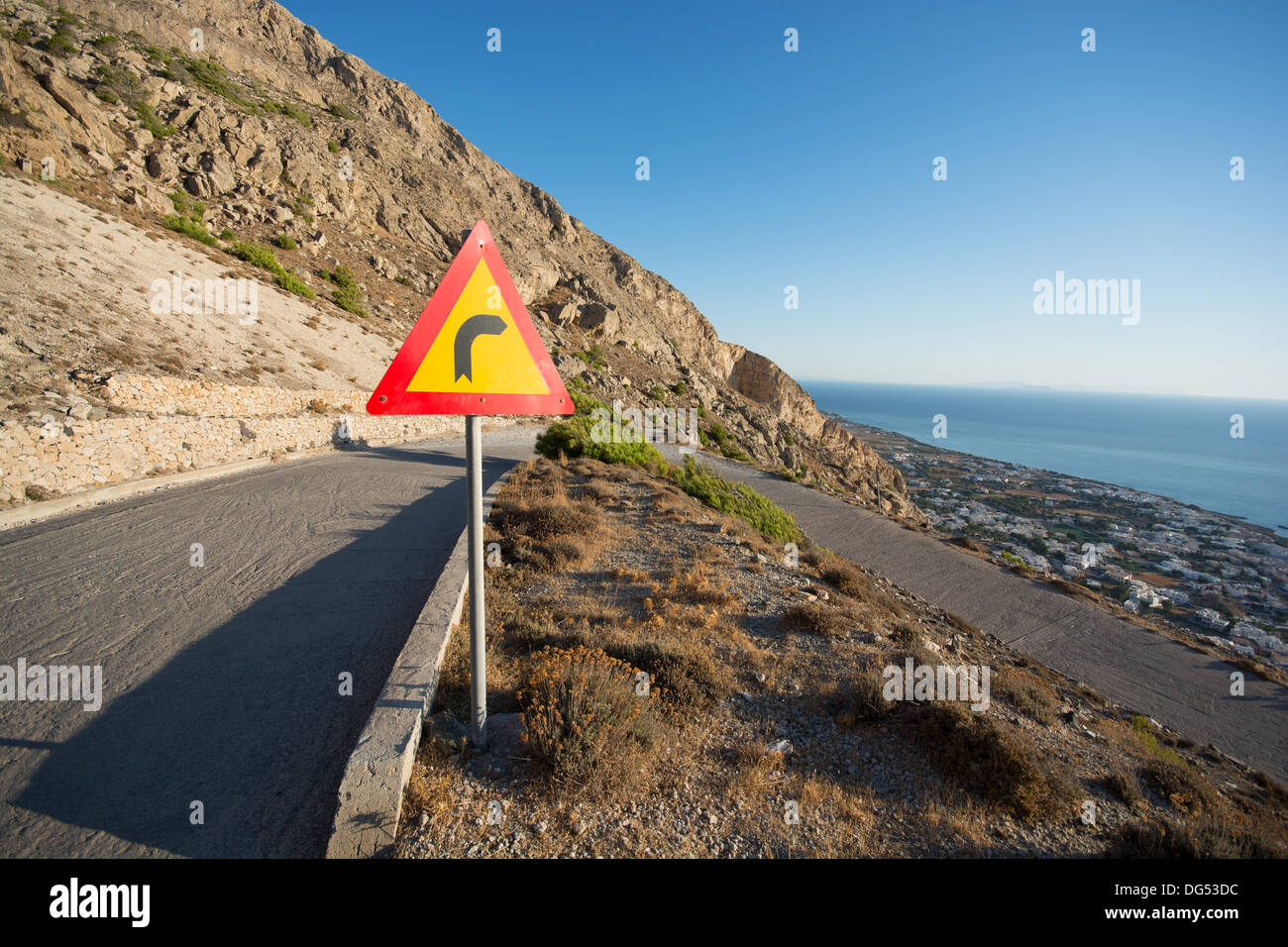 SANTORINI (THIRA), cicladi grecia. Un tornante su una pericolosa strada di montagna senza barriere. 2013. Foto Stock