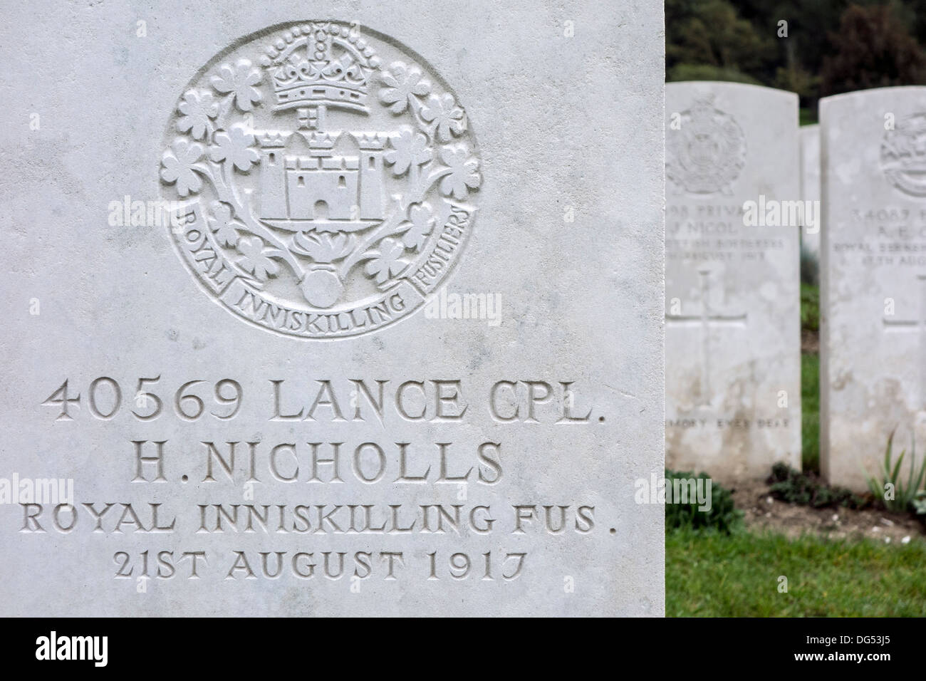 Royal Inniskilling Fusiliers regimental badge sulla tomba di WWI soldato britannico, cimitero della Commissione delle tombe di guerra del Commonwealth Foto Stock
