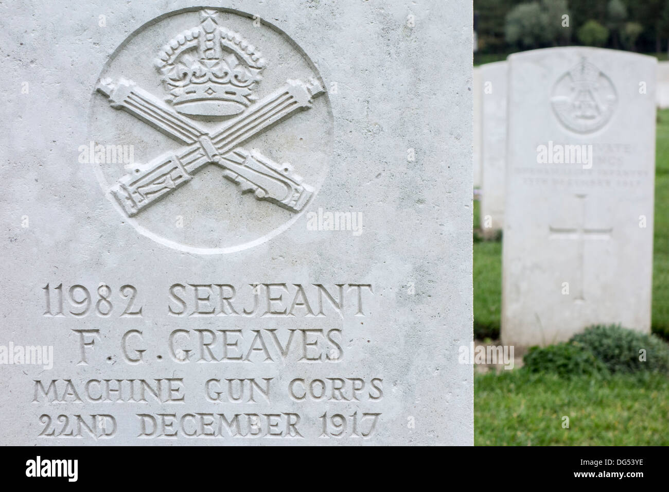 Machine Gun Corps regimental badge sulla tomba di guerra mondiale un soldato britannico, cimitero della Commissione delle tombe di guerra del Commonwealth Foto Stock