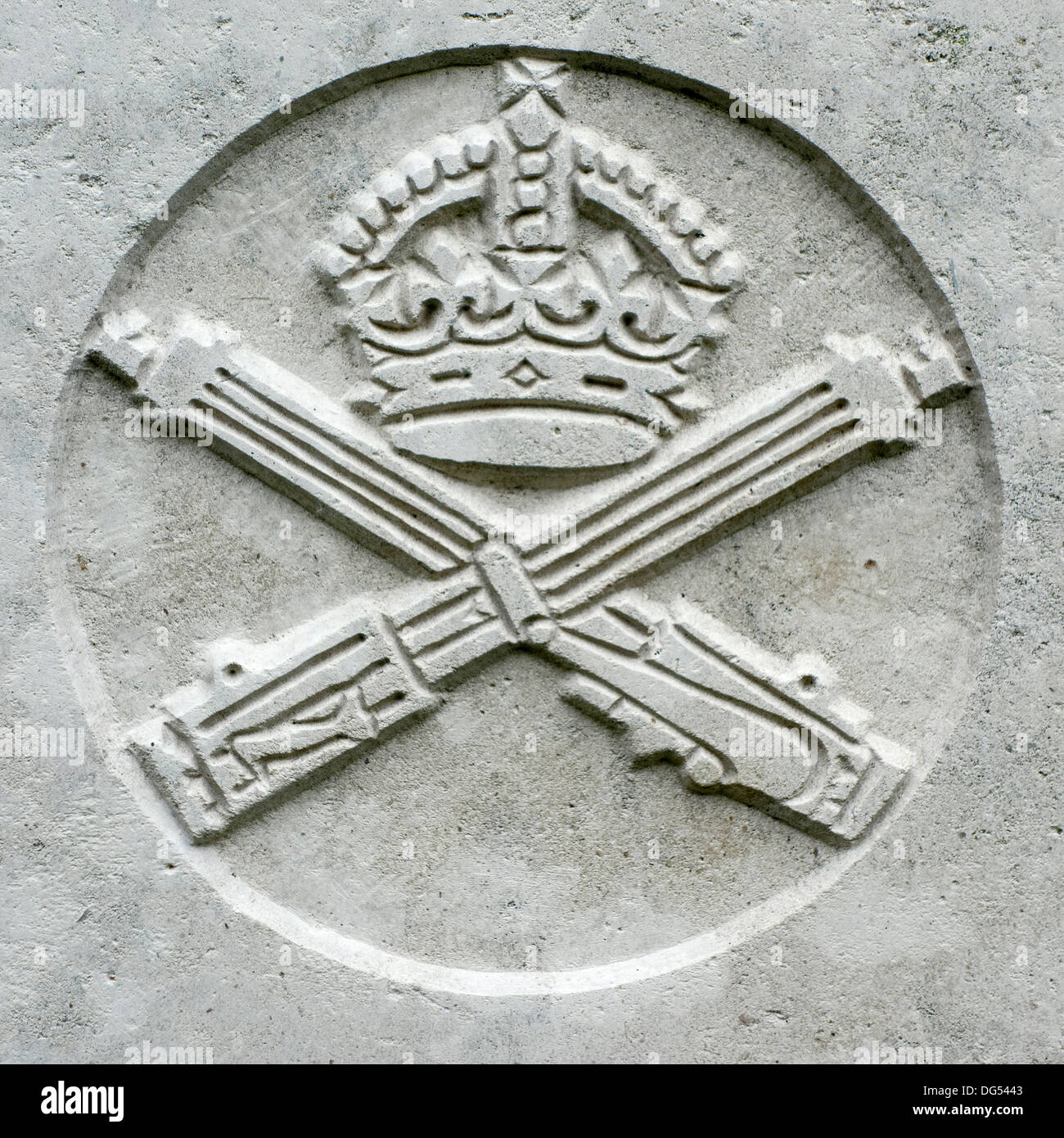 Machine Gun Corps regimental badge sulla tomba di guerra mondiale un soldato britannico, cimitero della Commissione delle tombe di guerra del Commonwealth Foto Stock