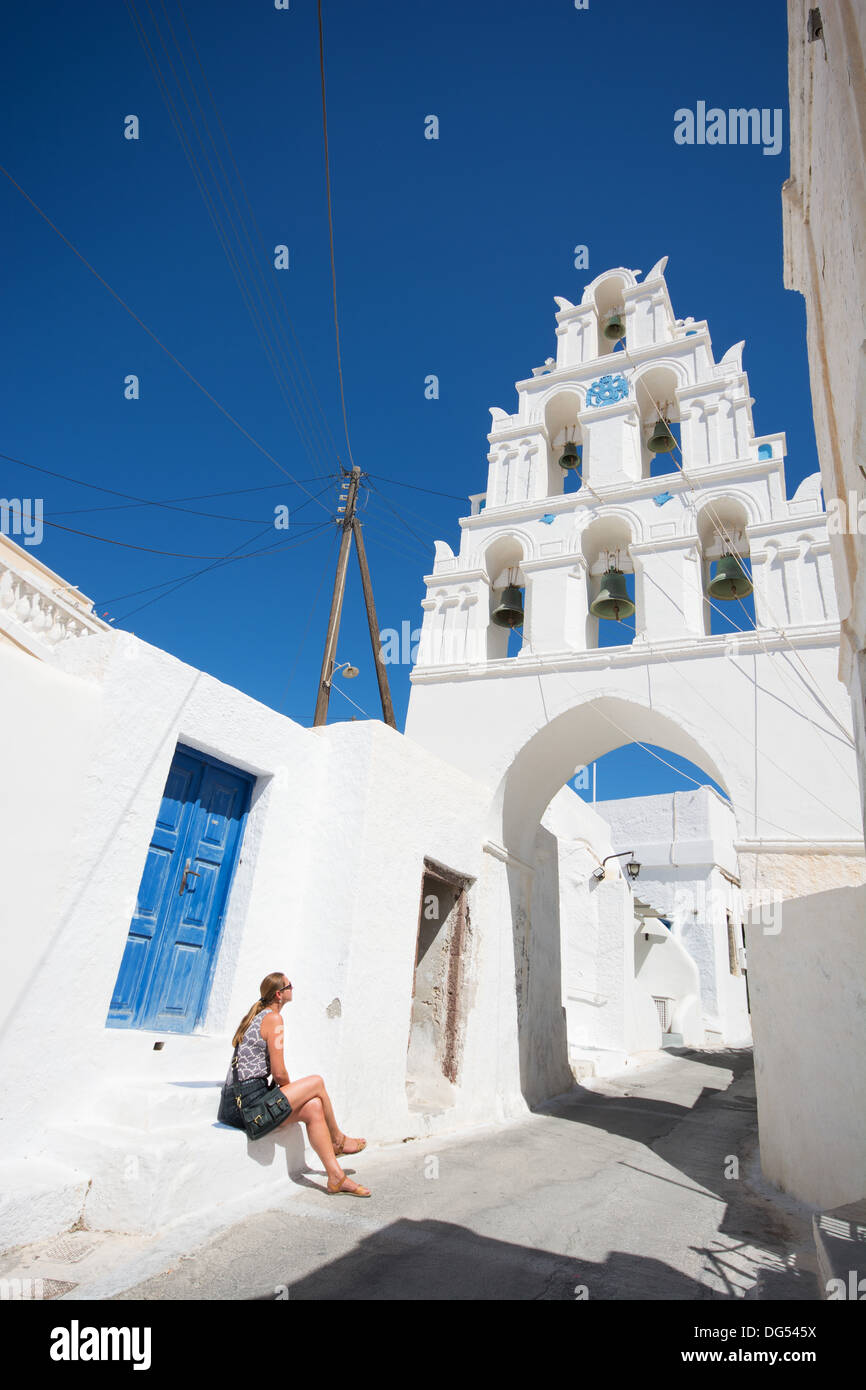 SANTORINI (THIRA), cicladi grecia. Una strada con un elaborato il campanile in cima, villaggio di Meghalochori. 2013. Foto Stock