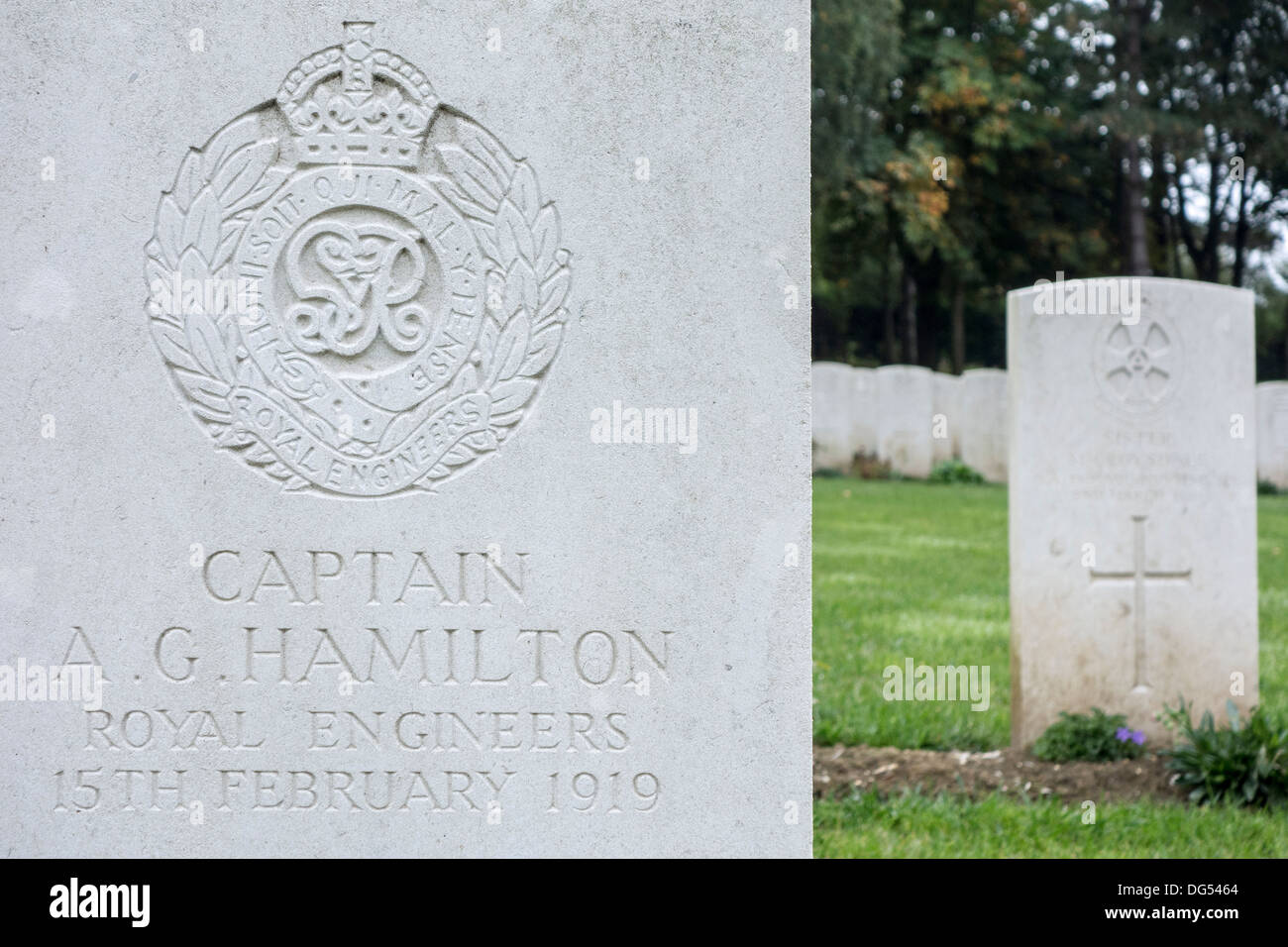 I Royal Engineers regimental badge sulla tomba, cimitero della Commissione delle tombe di guerra del Commonwealth per la prima guerra mondiale i soldati britannici Foto Stock