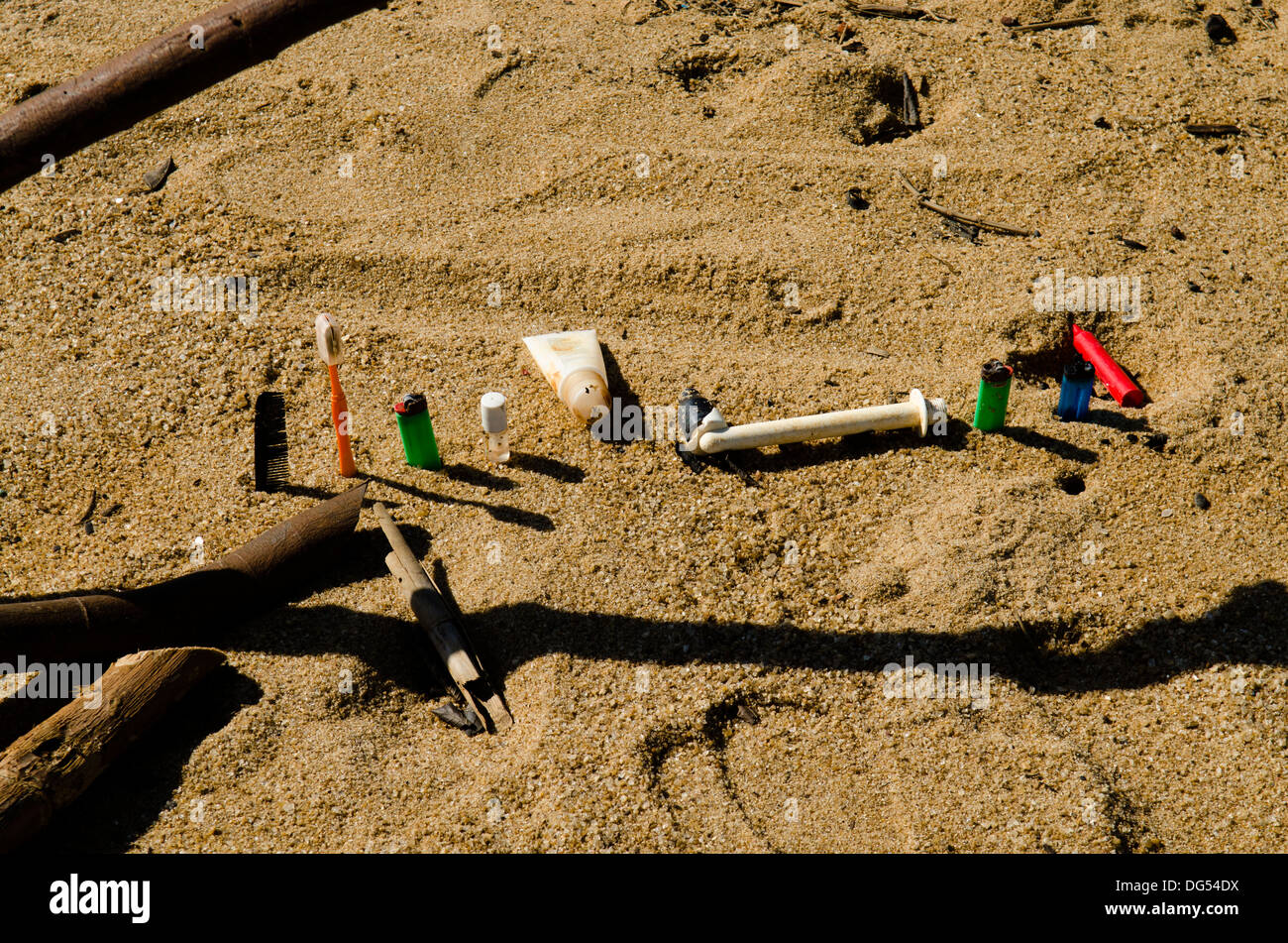 I detriti di plastica in spiaggia. Regencia, Espirito Santo stato, Brasile Foto Stock