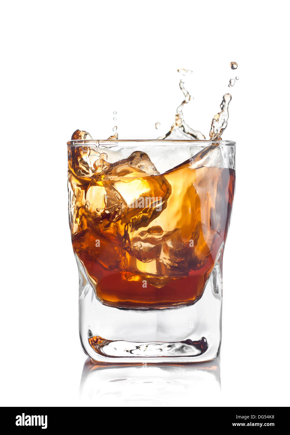 Whiskey splash con cubetti di ghiaccio isolato su bianco Foto Stock