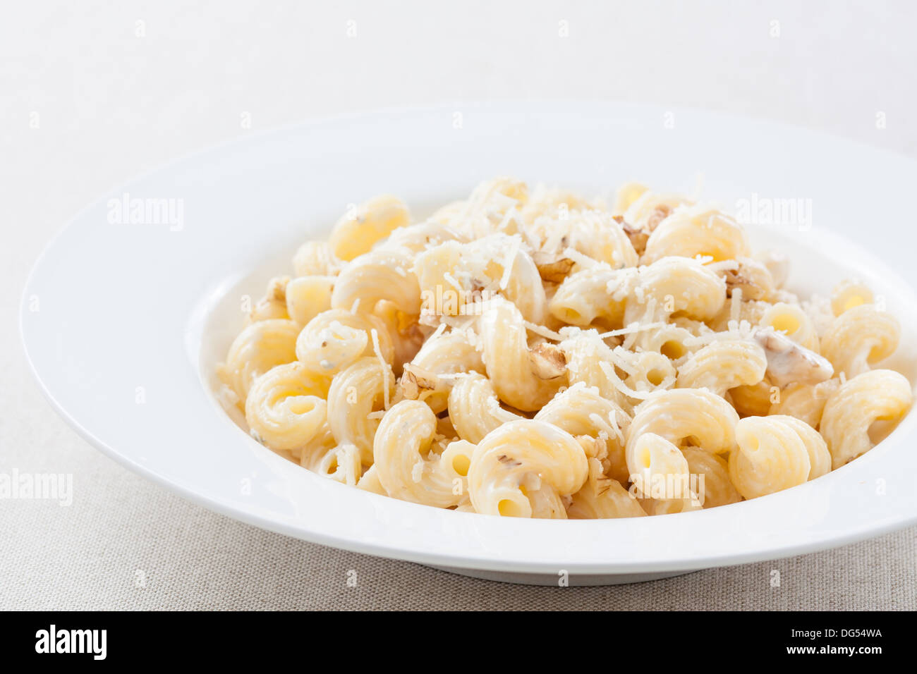 Piastra del cavatappi italiano con salsa al formaggio e noci Foto Stock