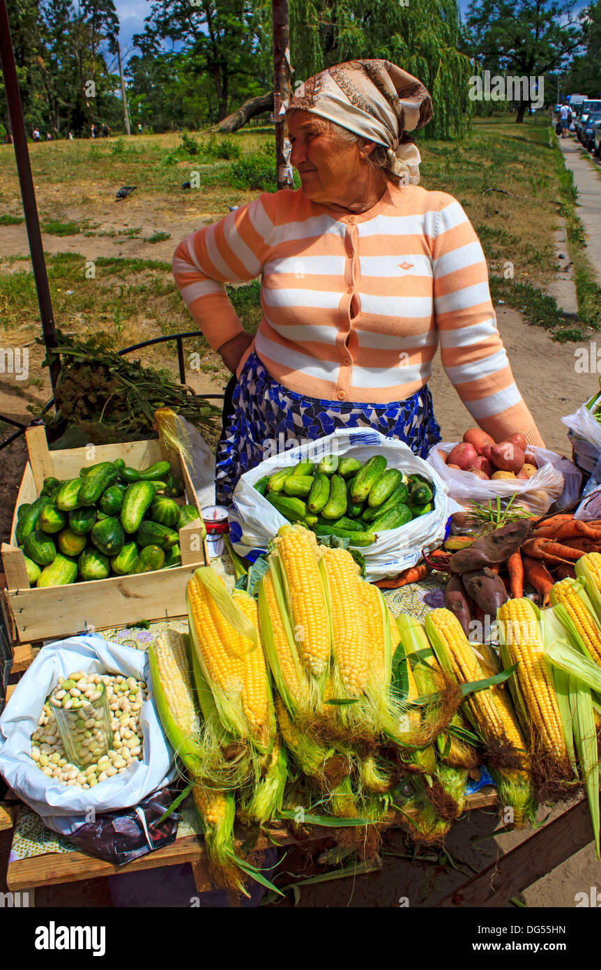 "Ucraino babushka' vendendo i suoi prodotti al mercato locale a Kiev, Ucraina Foto Stock