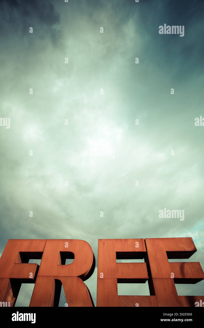 Isolato singola parola libera da lettere volumetrica con un cielo drammatico in background Foto Stock