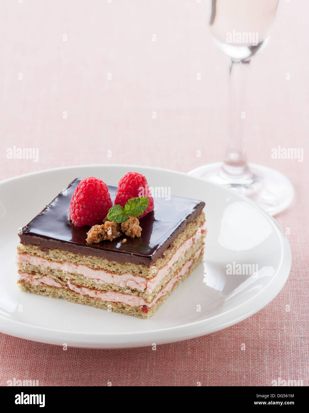 Porzione di cioccolato e la torta di fragole sul tavolo Foto Stock