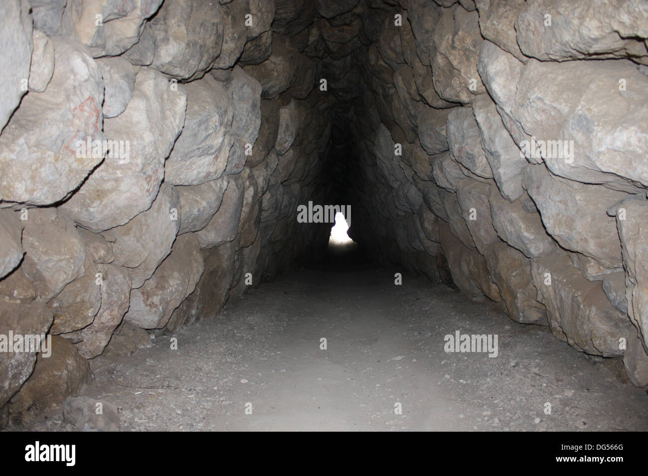 All'interno del tunnel che conduce attraverso la Yerkapi bastione nel sud dell'Hittita antica città di Hattusa in Turchia. Foto Stock