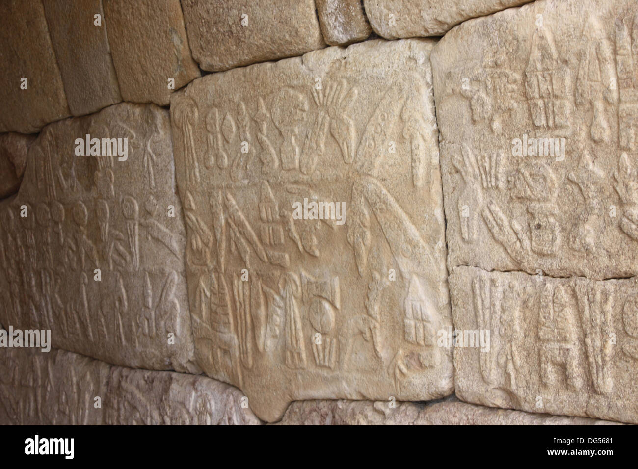 In pietra scolpita iscrizioni a parete a Hattusa in Turchia. Foto Stock