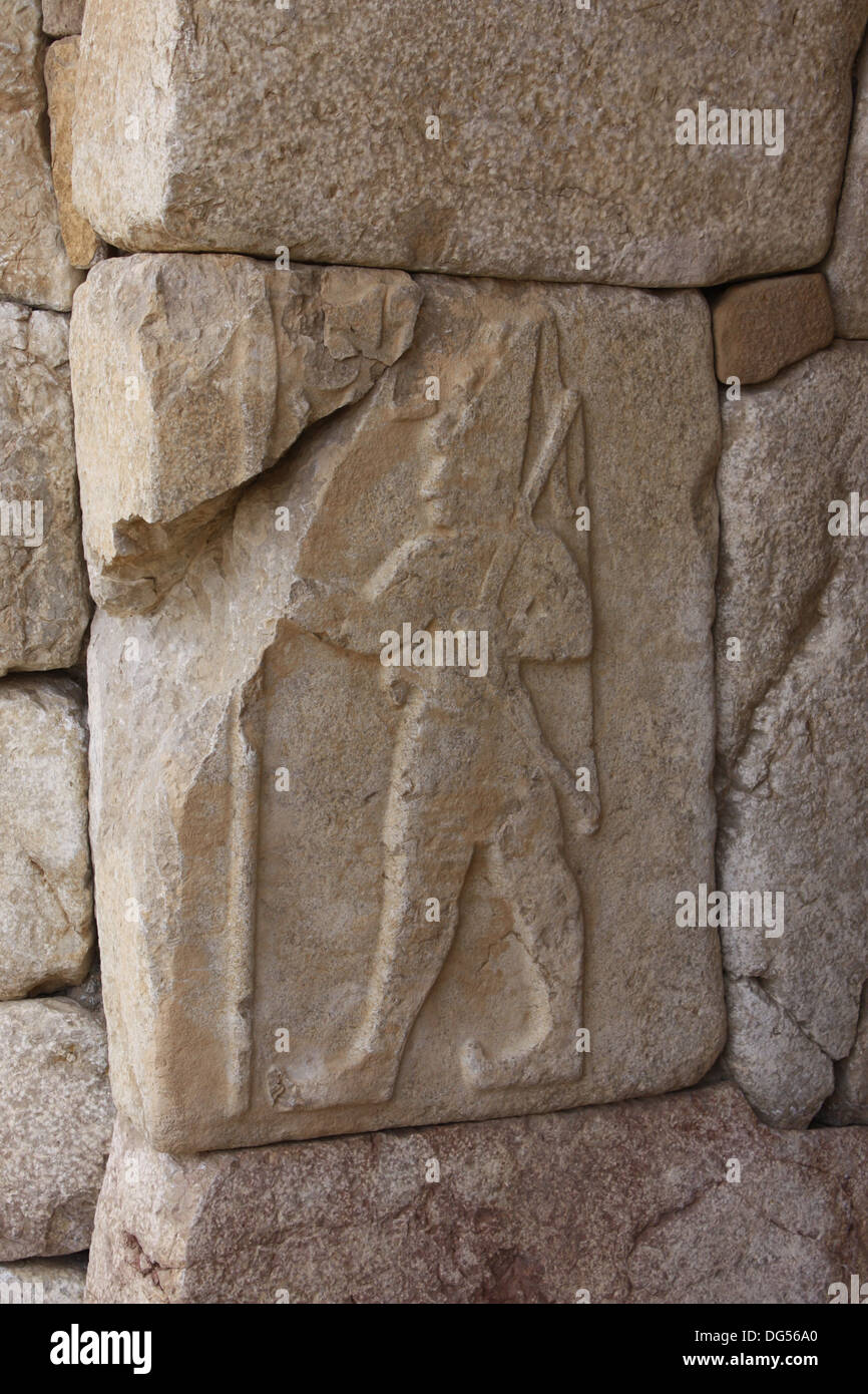 Un bassorilievo scultura in pietra di uno degli Hittiti re da una tomba in Hattusa, Turchia. Foto Stock