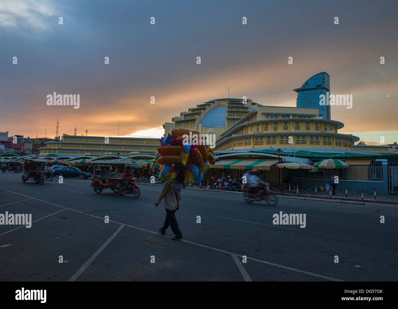 Venditore di palloncino di fronte al Psar Thmei Mercato Centrale di Phnom Penh, Cambogia Foto Stock