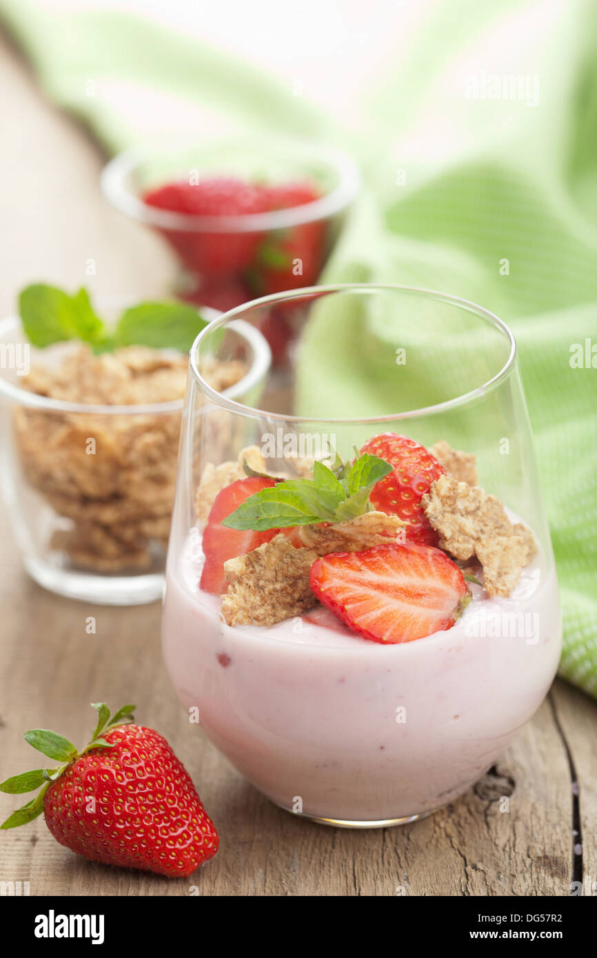 Yogurt alla fragola con cornflakes e menta Foto Stock