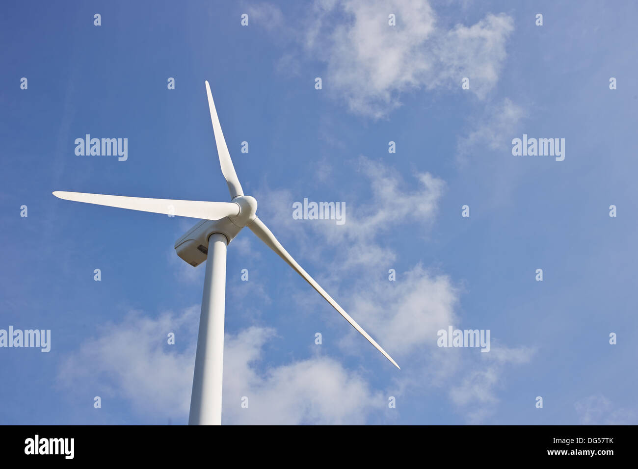 Il mulino a vento di singole fonti rinnovabili per la produzione di energia elettrica sul cielo blu Foto Stock