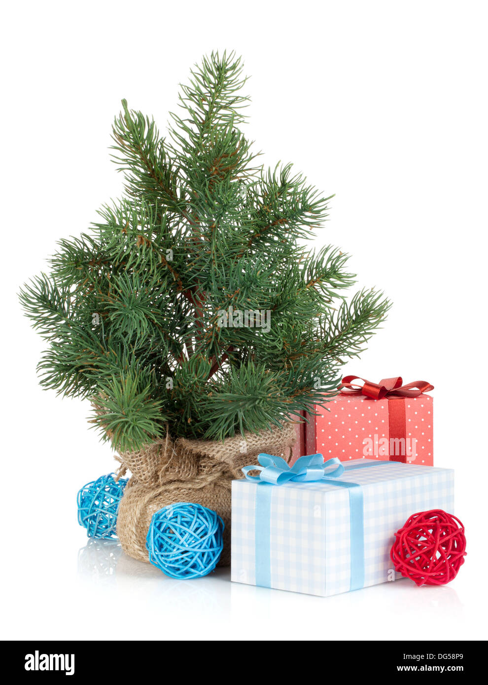 Fake mini albero di Natale con la decorazione e la confezione regalo. Isolato su sfondo bianco Foto Stock