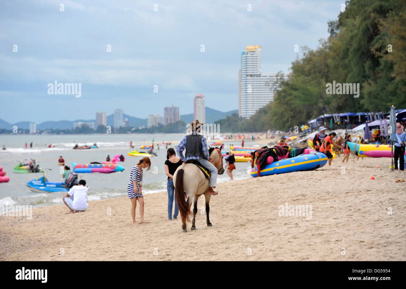 Vista lungo la spiaggia di Cha Am verso Hua Hin in Thailandia. Foto Stock