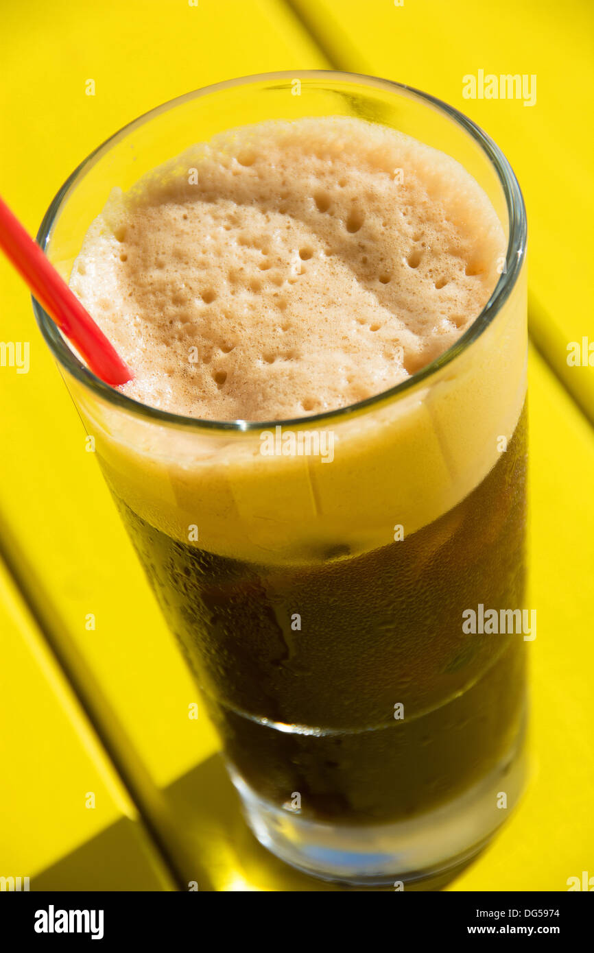 Un bicchiere di spuma 'espresso fredo' iced caffè nero Foto stock - Alamy