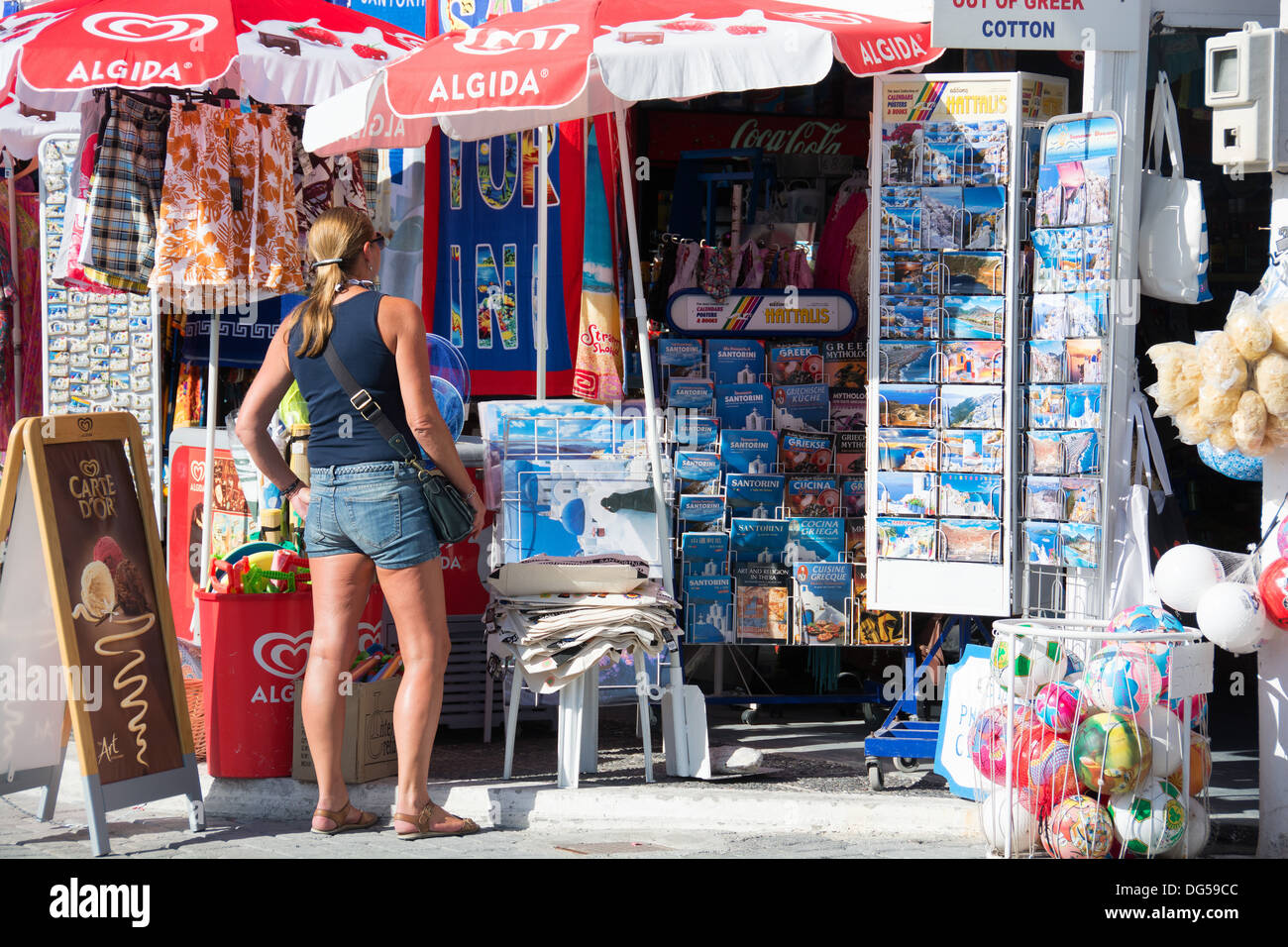 SANTORINI (THIRA), cicladi grecia. Un colorato mare negozio di vendita cartoline e souvenirs e accessori da spiaggia. 2013. Foto Stock