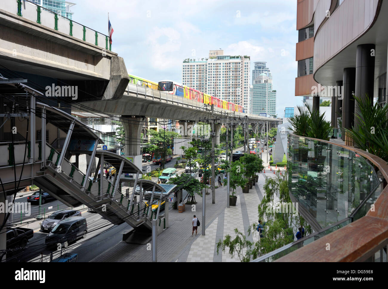 Ekamai BTS dello skytrain presso la stazione ferroviaria, al di sopra di Sukhumvit Road di Bangkok, Tailandia. Foto Stock