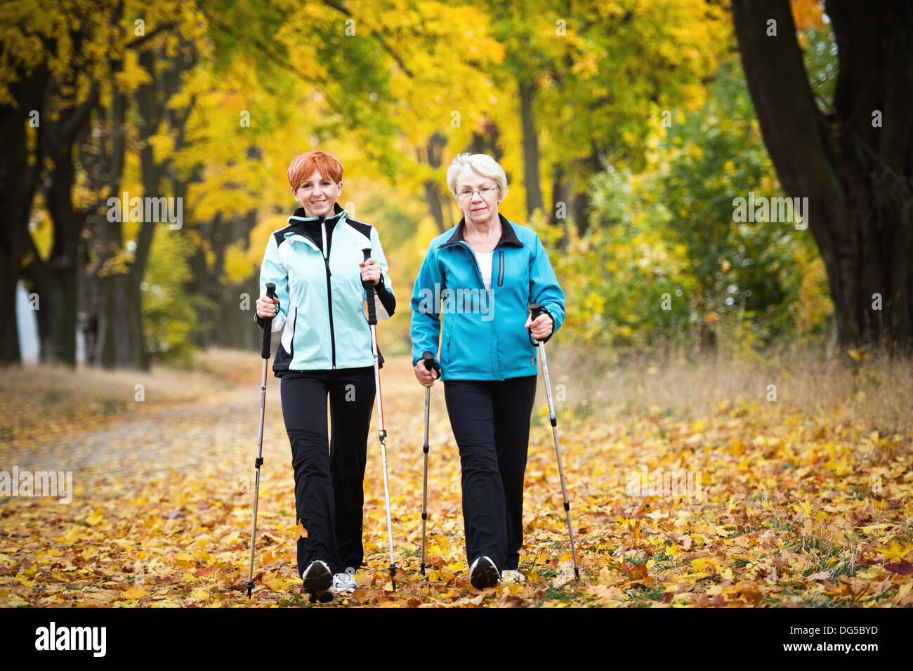 Madre e figlia treno nordic walking Foto Stock