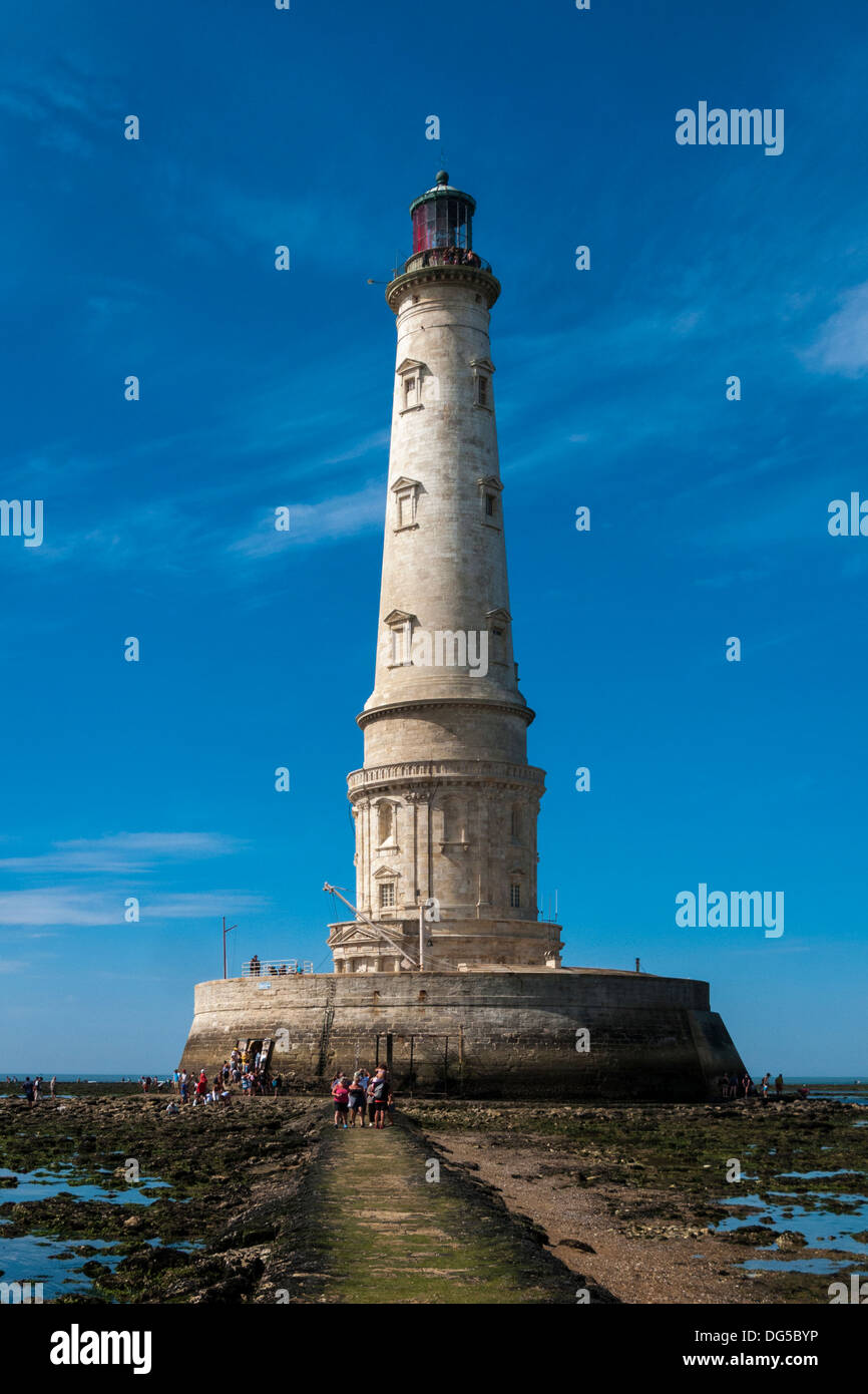 Cordouan Lighthouse a bassa marea con i turisti in visita. Estuario Gironde. Francia Foto Stock