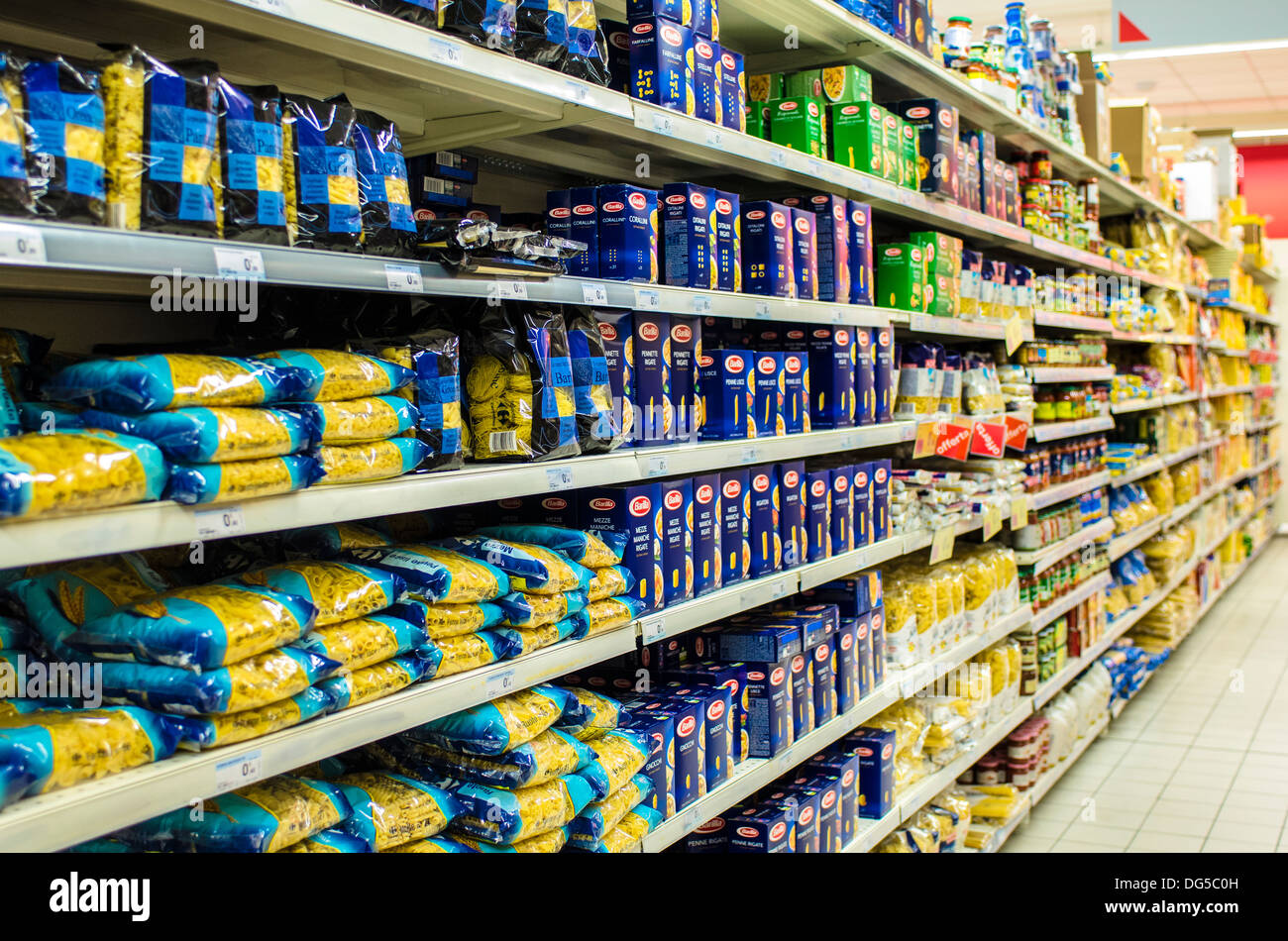 Vista lungo un corridoio di pasta in un supermercato italiano. Foto Stock