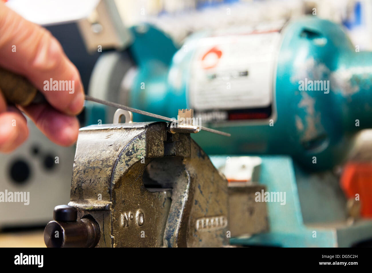 Coltello chiave deposito chiave da infilare nella morsa chiavi di taglio di fabbro mans maschio mani Foto Stock