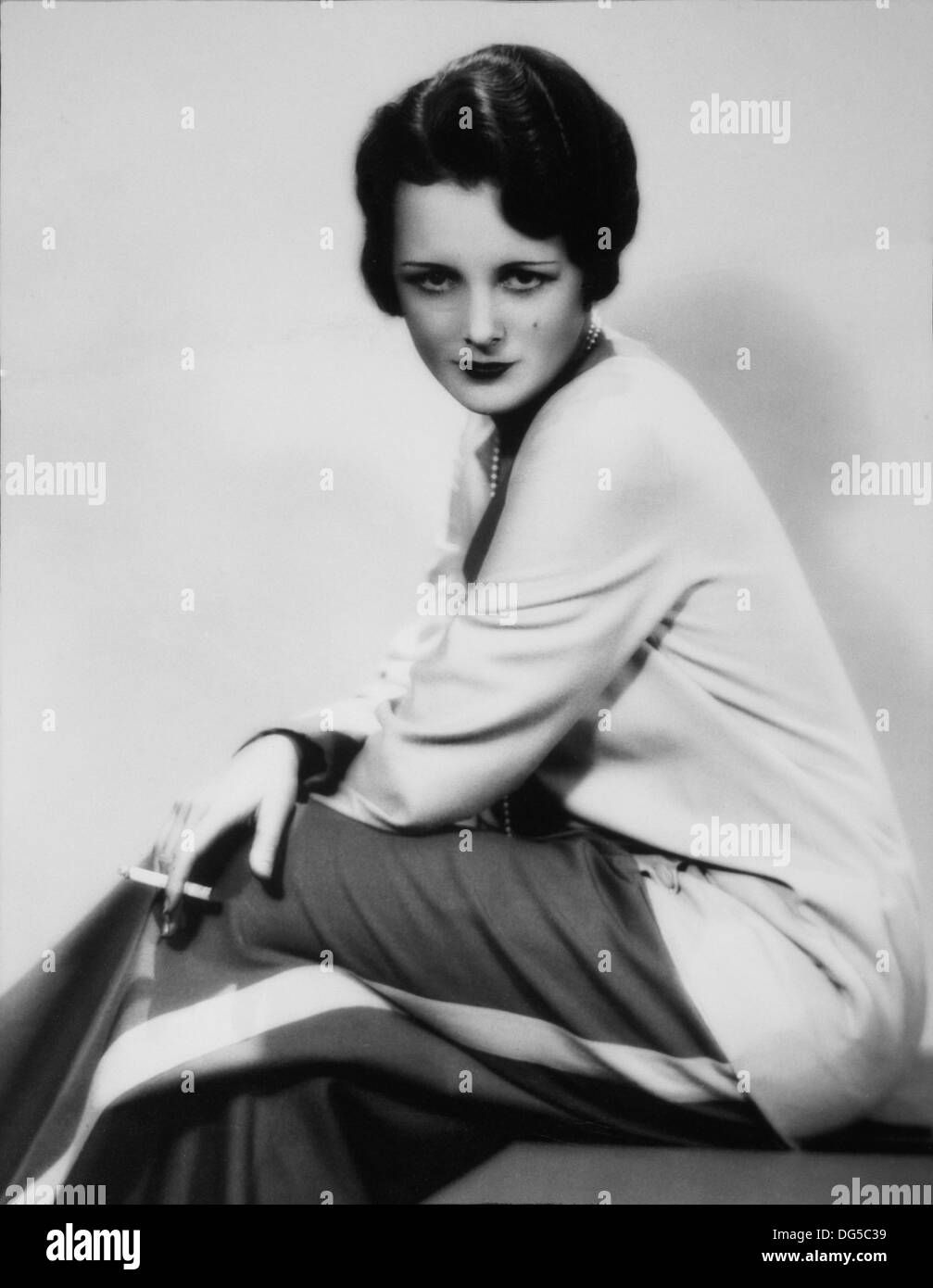 L'attrice Maria Astor con la sigaretta, ritratto in studio, 1920 Foto Stock