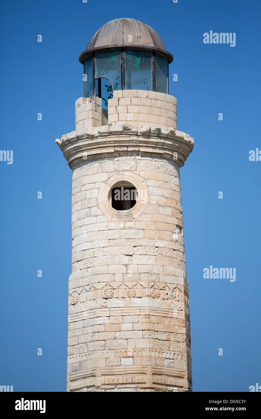 Abbandonata la luce antica-tower con bellissime pietre scolpite e graffiti sul danneggiato windows, Grecia Foto Stock
