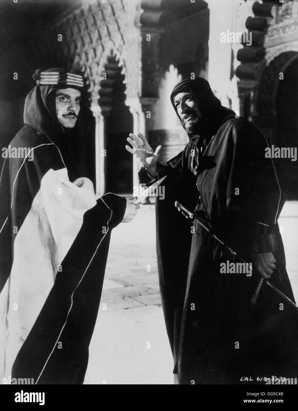 Omar Sharif e Anthony Quinn, sul set del film "Lawrence d'Arabia' orizzonte, foto, Columbia Pictures, 1962 Foto Stock