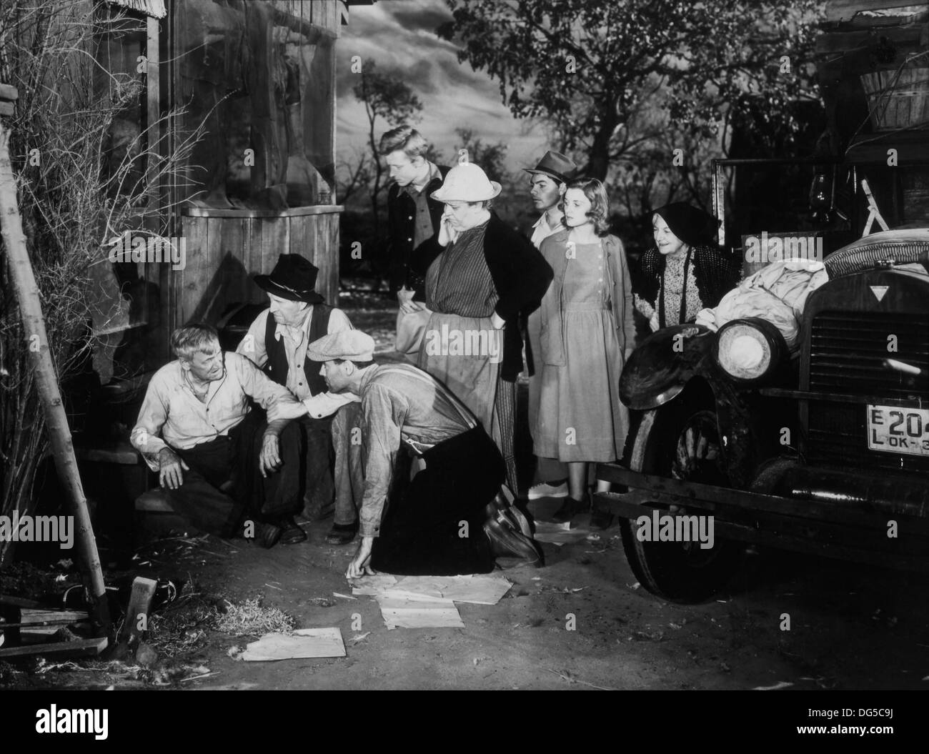 Henry Fonda, Jane Darwell, Charley Grapewin, Russell Simpson, Dorris, Bowden Eddie Quillan, O.Z. Whitehead, come la famiglia Joad Prepararsi al viaggio Ovest, sul set del film "L'uva dell'Ira", 20th Century Fox, 1940 Foto Stock