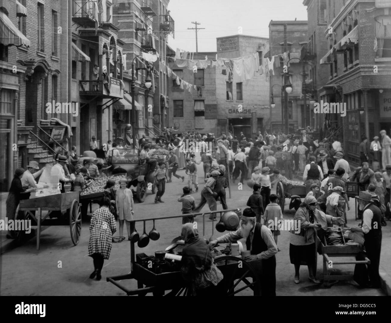 Lower East Side di New York City Street scene rappresentate nel film, 'Sidewalks di New York", la Metro Goldwyn Mayer, 1931 Foto Stock