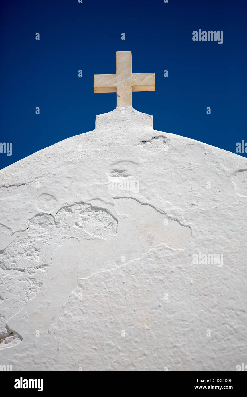 Croce ortodossa sul tetto dell'Agios Ioanis Prodromos Chiesa, Ano Mera, Pano Meria Village, Folegandros, Isole Cicladi. Foto Stock