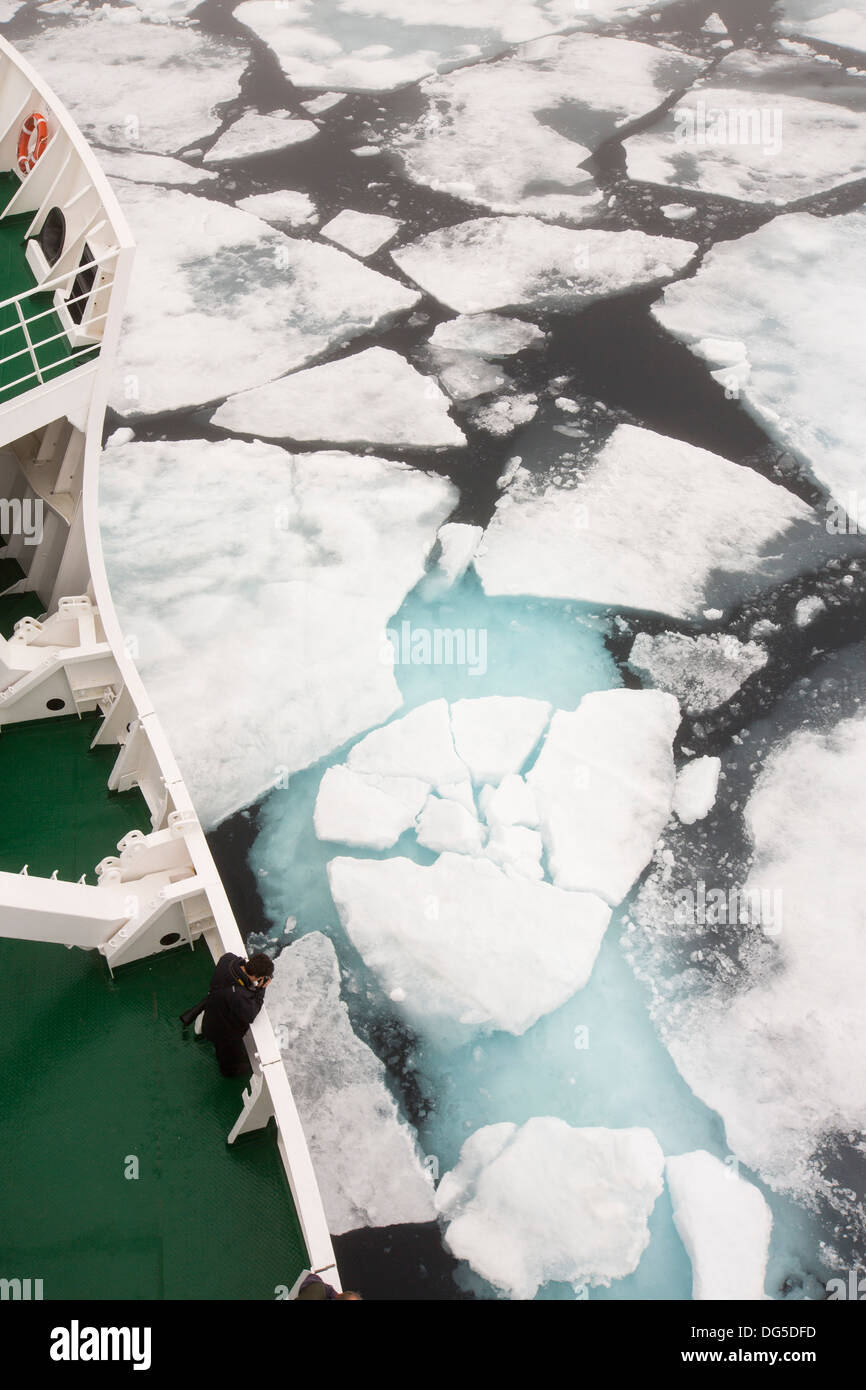 Il marcio mare di ghiaccio al di sopra di 80 gradi a nord della costa nord di Svalbard. Il cambiamento climatico sta provocando mare di ghiaccio a ritirarsi rapidamente. Foto Stock