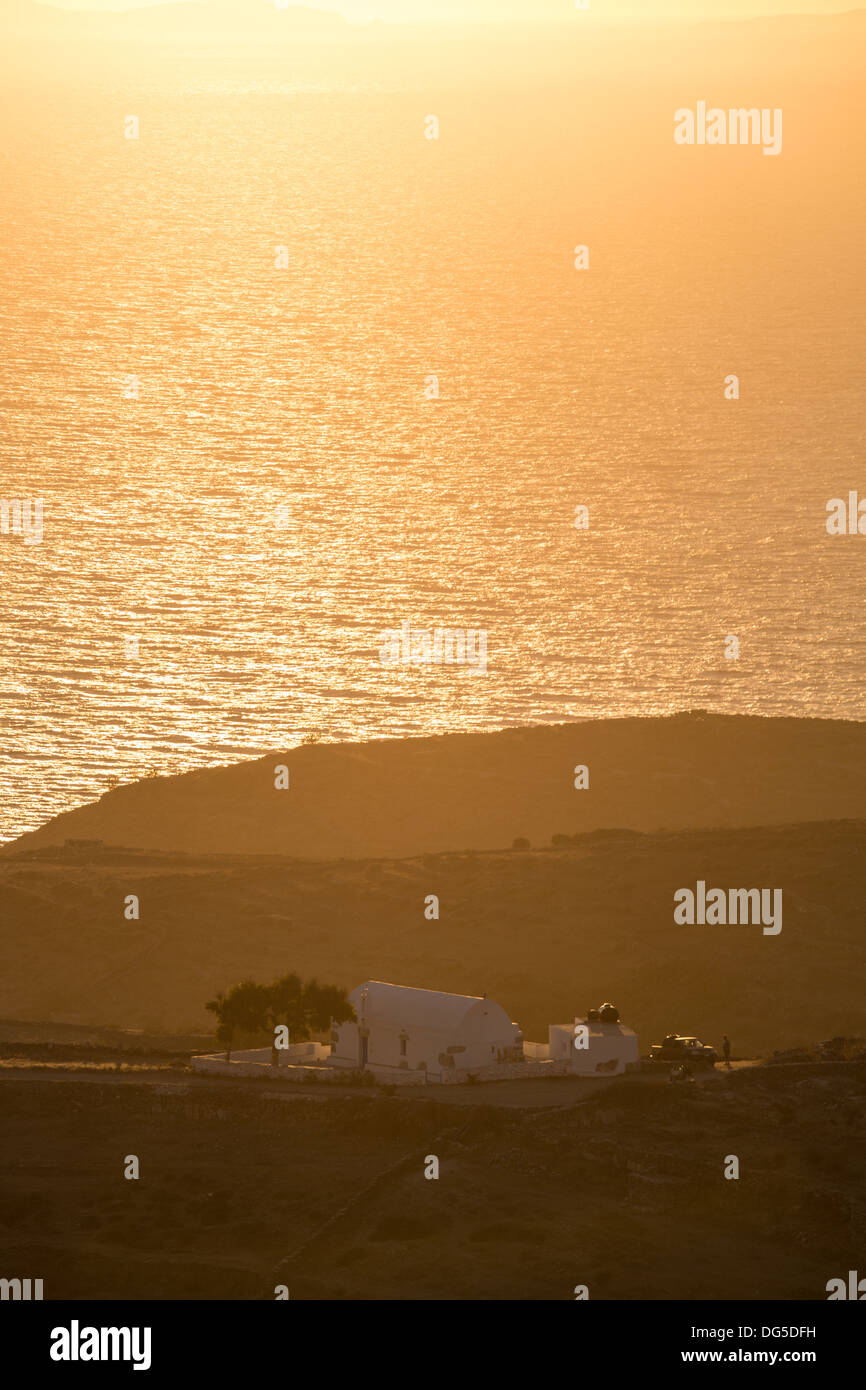 Bellissima vista del litorale al tramonto, il mare Egeo e le montagne rocciose in Folegandros, Grecia. Foto Stock