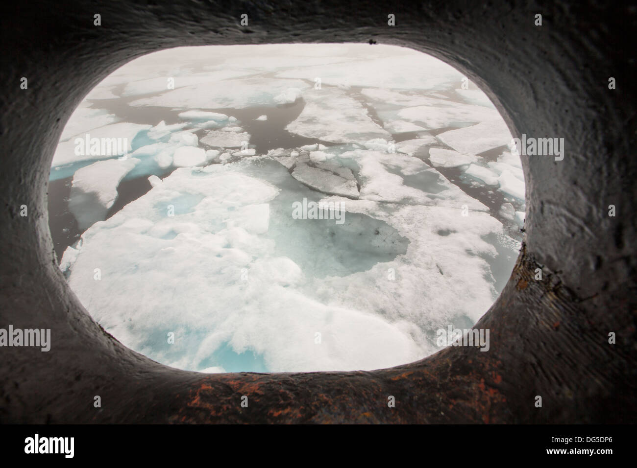 Il marcio mare di ghiaccio al di sopra di 80 gradi a nord della costa nord di Svalbard. Il cambiamento climatico sta provocando mare di ghiaccio a ritirarsi rapidamente. Foto Stock