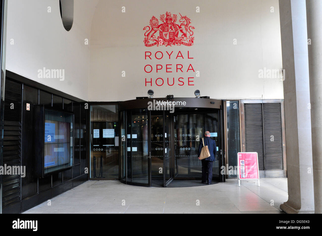 Un uomo cammina nella Royal Opera House Covent Garden di Londra, Regno Unito Foto Stock