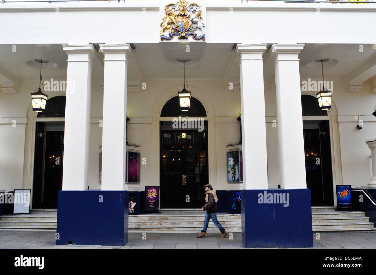 Un uomo cammina passato il Theatre Royal Drury Lane, London, Regno Unito Foto Stock