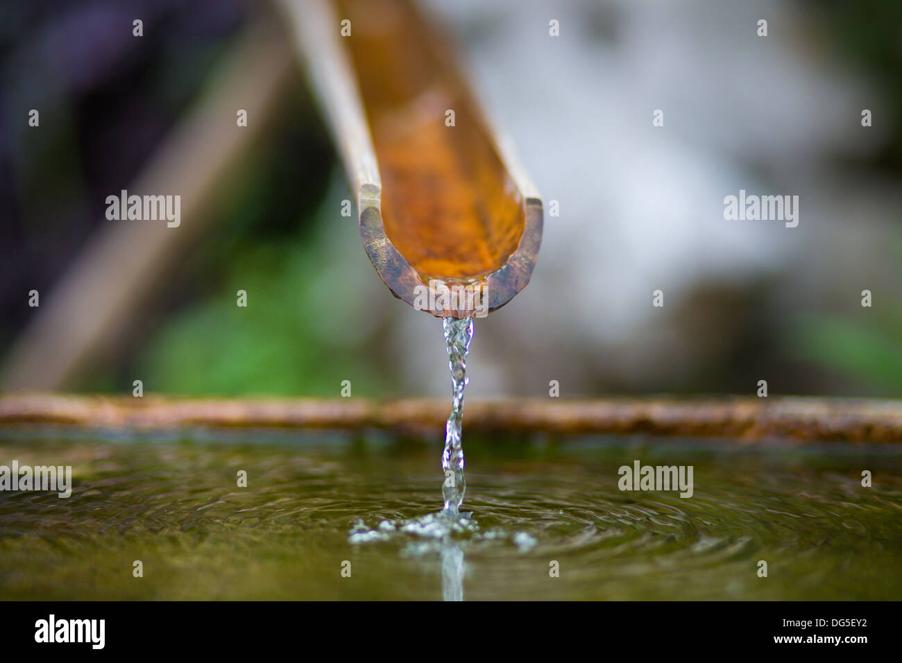Bambù tradizionale fontana con acqua in un tempio in Hangzhou, Cina Foto Stock
