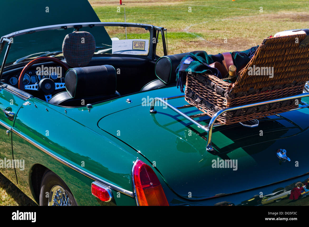 MGB roadster con un cestino da pic nic sul portapacchi e tam appeso da specchio visualizzate all'auto show di Goleta, California Foto Stock