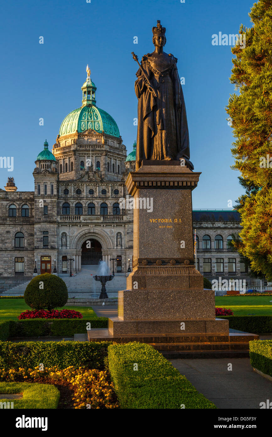 Il Parlamento della Columbia britannica in Canada di Victoria con la statua della regina Victoria Foto Stock