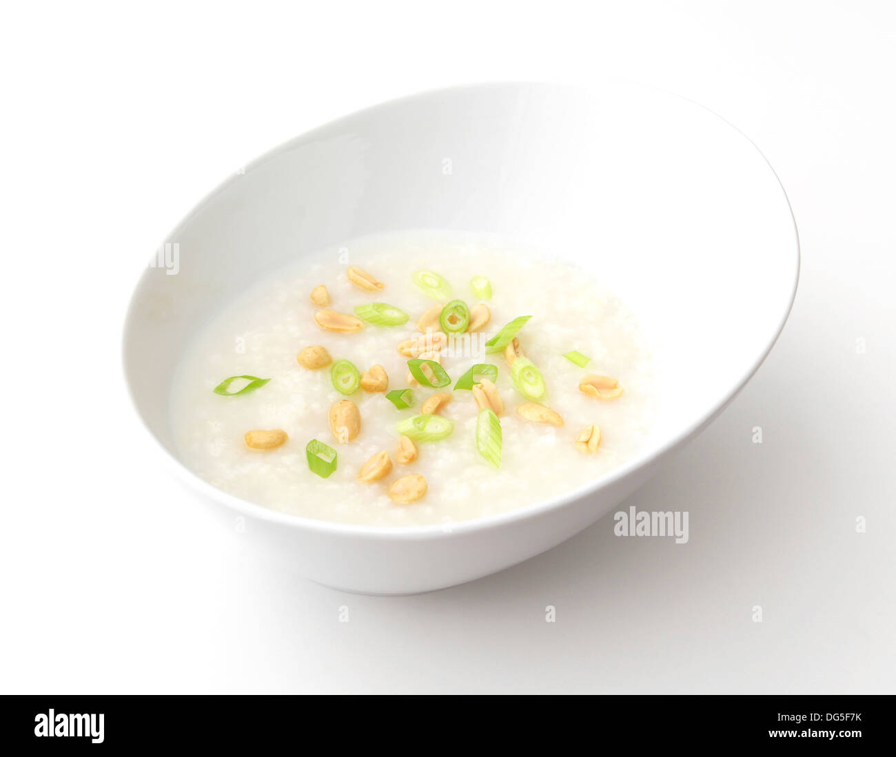 Una ciotola di riso congee cinese isolato su uno sfondo bianco. Foto Stock