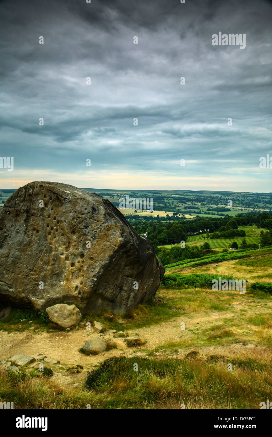 Vista guardando a nord si affaccia Ilkley Yorkshire da latte di mucca e di rocce di vitello Foto Stock